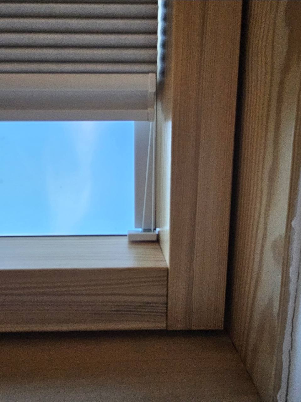 Detal sznurka, profilu bocznego i narożnego mocowania białej plisy DC.